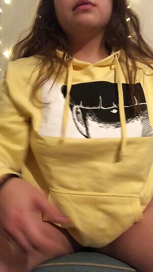 Some pretty titties and a cute belly 😚