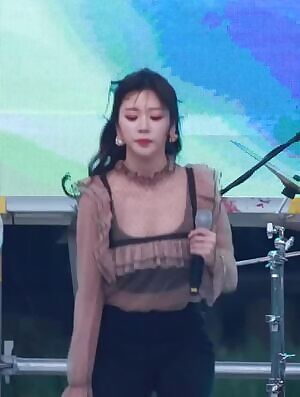 Dreamcatcher - Jiu Some Cleavage