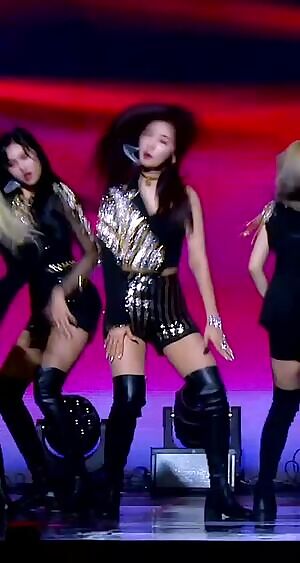 EVERGLOW - Mia and Sihyeon