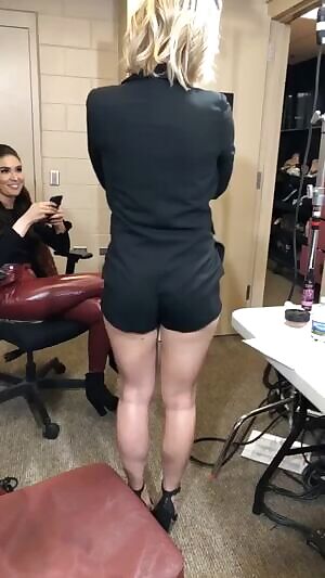 Renee Shaking Her Ass