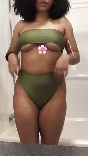 Some underboob for your saturday morning fun 💐