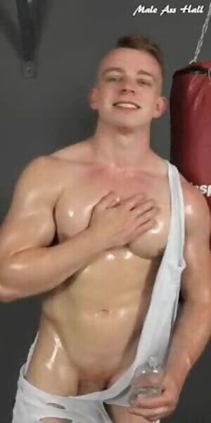 A beefy, swole, young Czech muscle stud 2: He oils himself up some more 🇨🇿💪