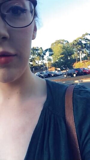 Smol public flash, very scandalous