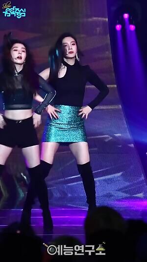 RED VELVET Joy in Glittery Green Skirt