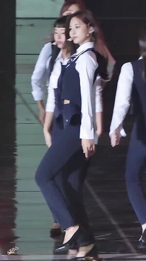 TWICE - Tzuyu & Sana