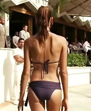 Gal Gadot’s tight little ass needs a hard pounding