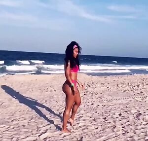 Cheeks on the beach 👙🤸🏽‍♀️