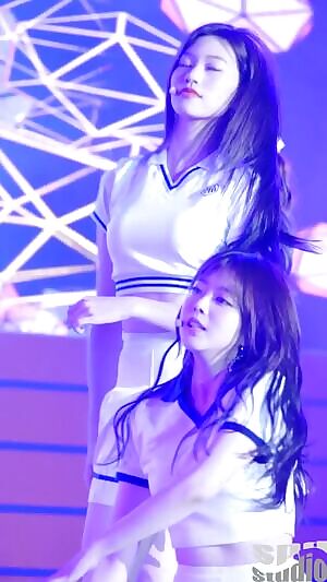 Weki Meki - Suyeon and Elly