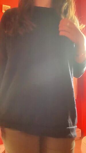 A little peek at what’s going on beneath this comy sweater 👀