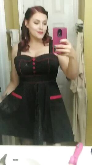 i'm a pinup without panties 🍒📻🎶 who wants to dance? 😉