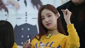 Momoland's Yeonwoo being adorable